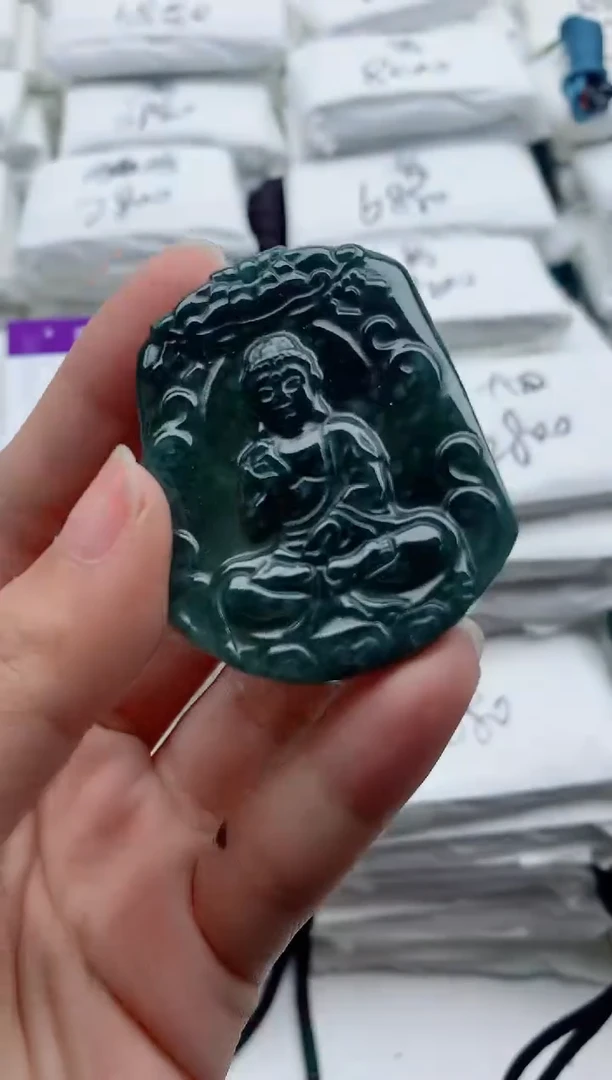 翡翠未镶嵌颈饰·