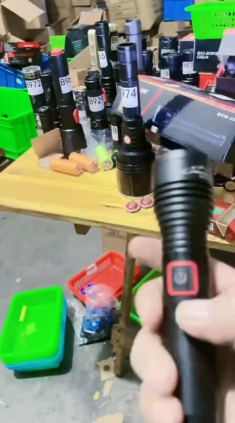 B980变焦白激光带电池18650