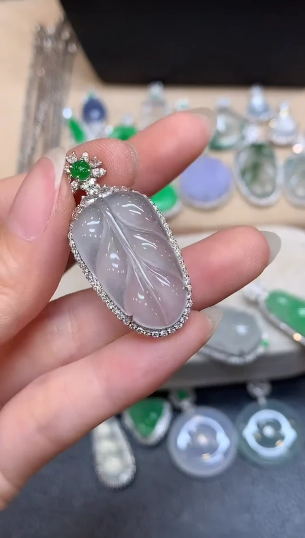 颈饰18K金镶嵌翡翠树叶【无服务费