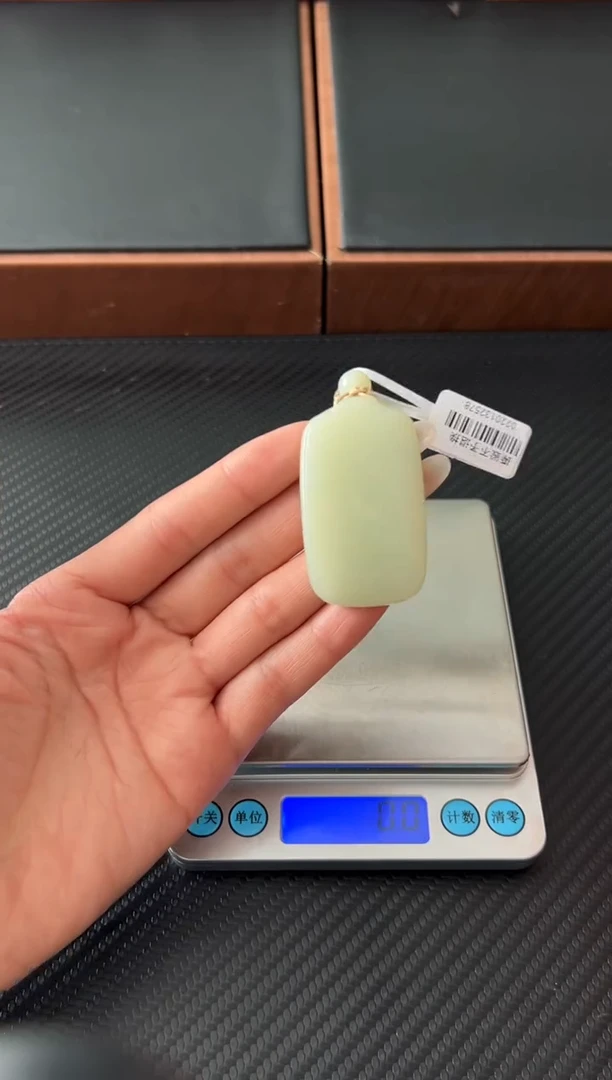 吊坠(赠链)未镶嵌和田玉且末微色差迪克兰二吊坠m