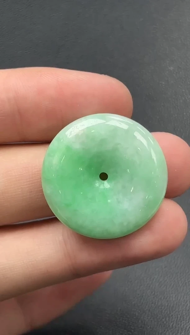 18K金镶嵌挂件翡翠平安扣