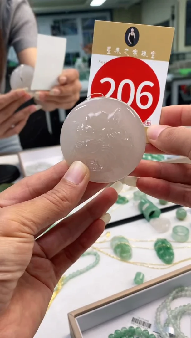 颈饰未镶嵌石英质玉快**人虎牌+206