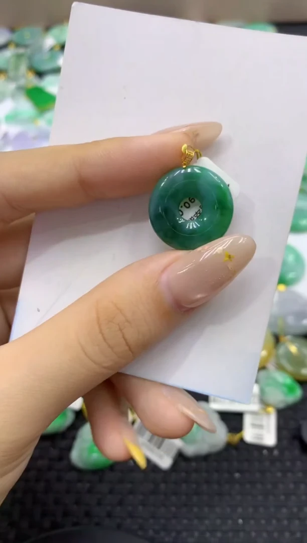 颈饰18K金镶嵌翡翠天然缅甸翡翠A货