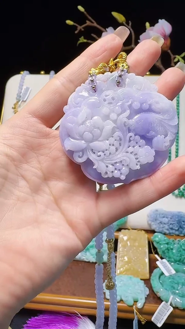 翡翠未镶嵌颈饰鱼戏莲花