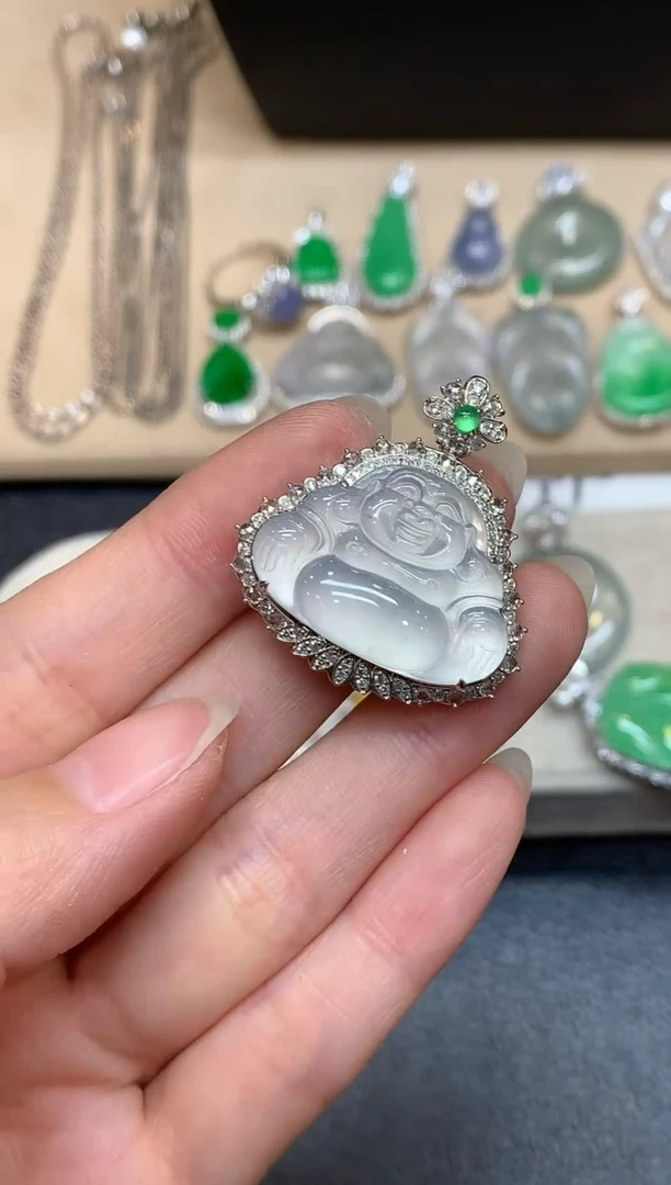 颈饰18K金镶嵌翡翠佛公【无服务费