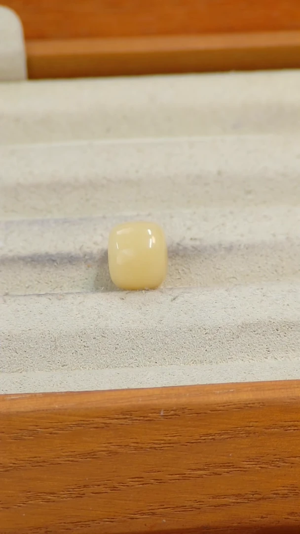 【闪购商品】蜜蜡裸石未镶嵌俄料微瑕10*8.6MM0.6克