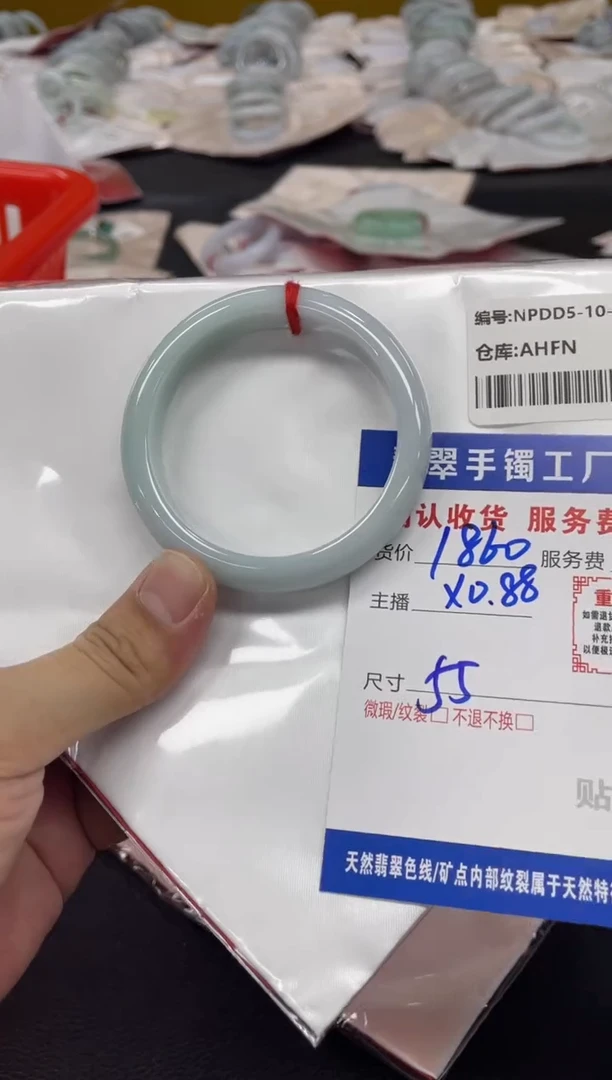 翡翠手镯未镶嵌翡翠手镯