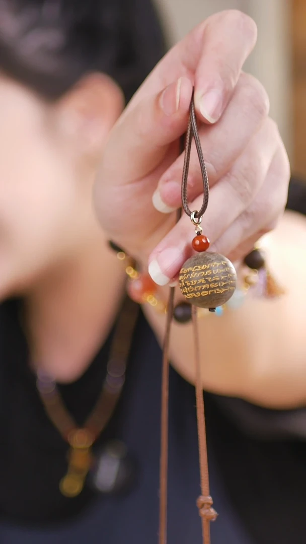 （白奇楠单株2.0吊坠）