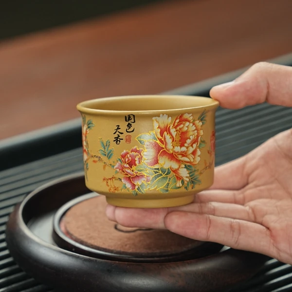 宜兴原矿段泥手工刻绘描金牡丹国色天香紫砂主人杯TM