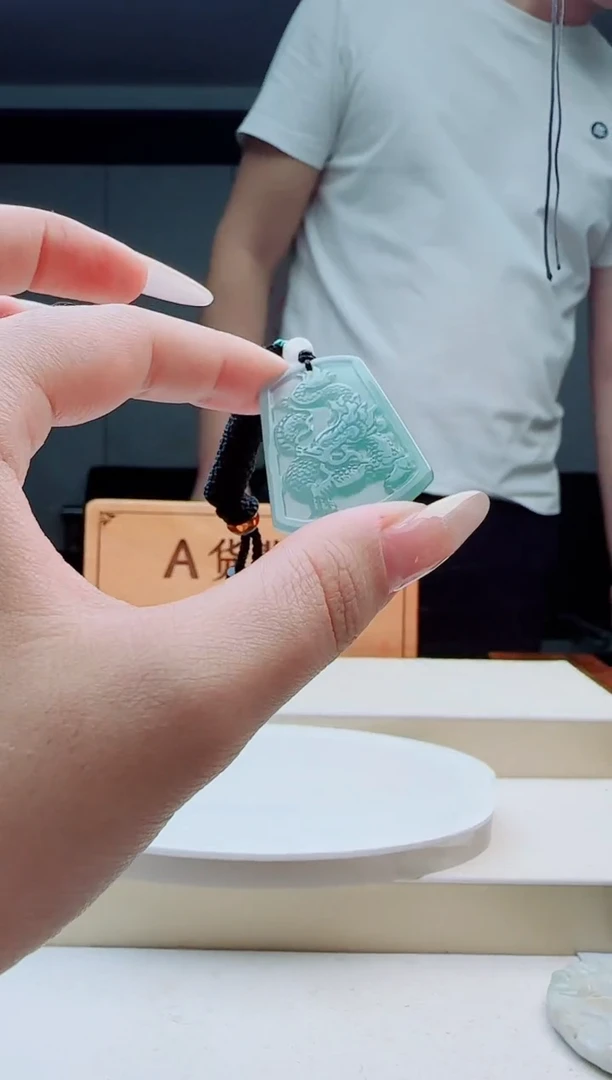 颈饰未镶嵌翡翠多样性发其中一