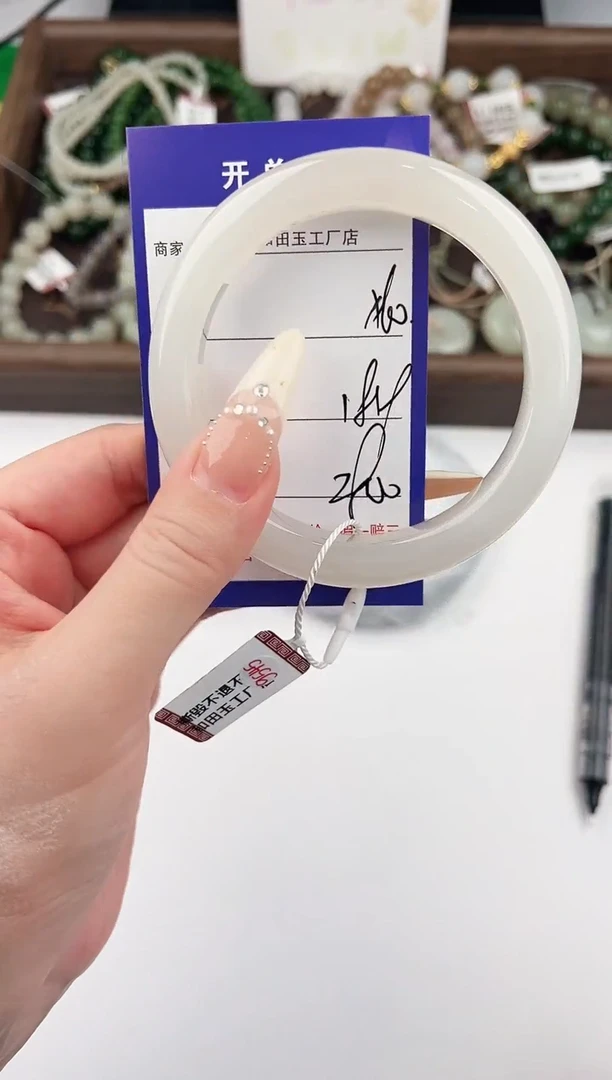 未镶嵌手镯和田玉60颜色微差无瑕