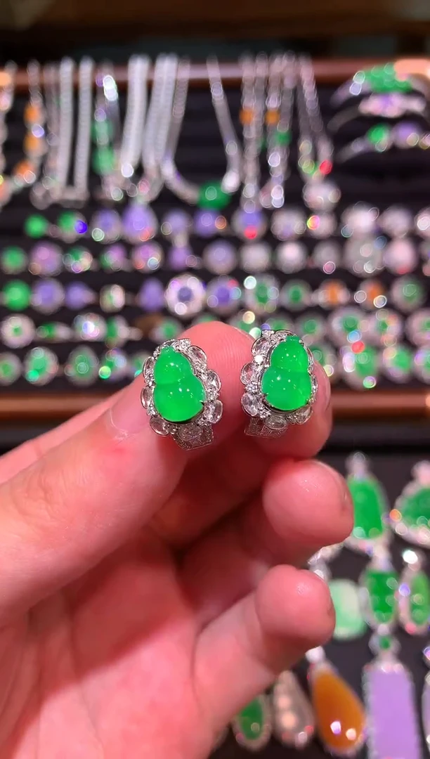 18K金镶嵌翡翠耳饰高冰黄阳绿葫芦耳包