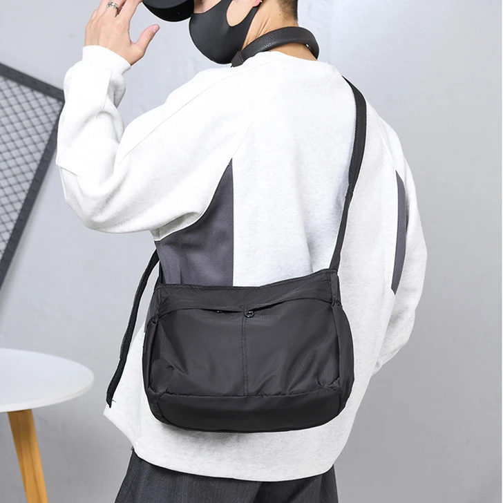 简约斜挎包防水饺子包运动斜挎包男女大容量托特包骑行简约单肩包
