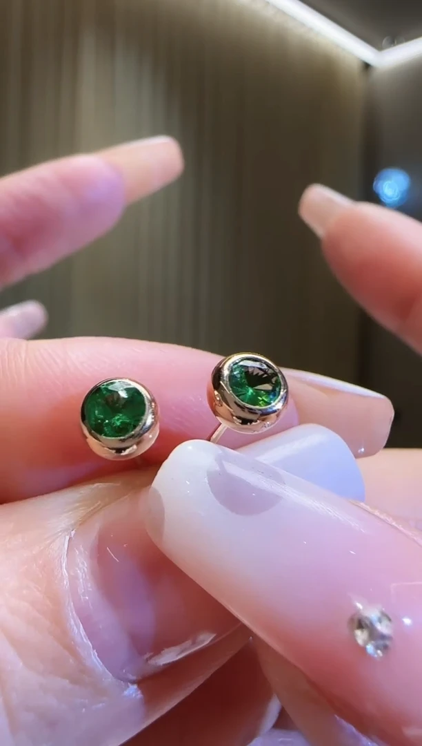 18K金镶嵌耳钉石榴石（沙弗莱）沙佛莱耳钉