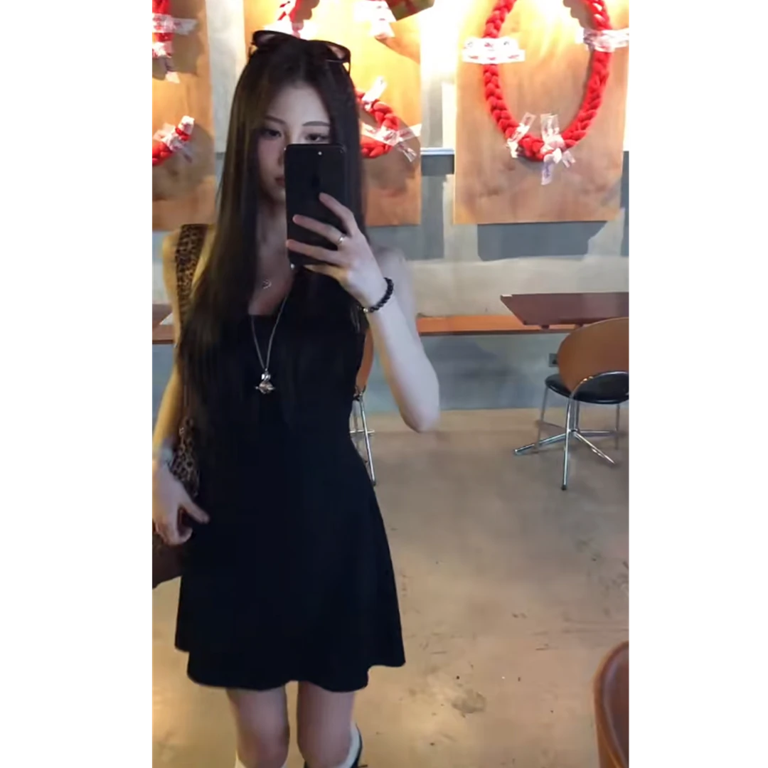 法式气质黑色无袖露背连衣裙子女装2025新款早秋季小个子收腰短裙