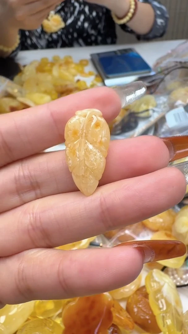 裸石琥珀未镶嵌如图