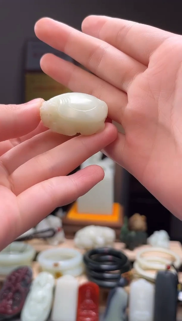 颈饰未镶嵌和田玉吊坠