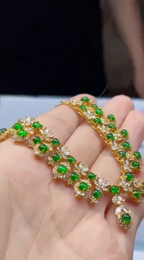 翡翠未镶嵌颈饰      *188