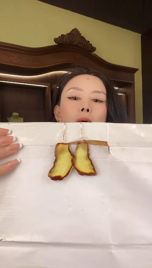 琥珀未镶嵌耳饰多人