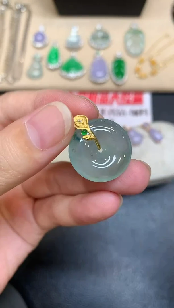 颈饰18K金镶嵌翡翠平安扣【无服务费