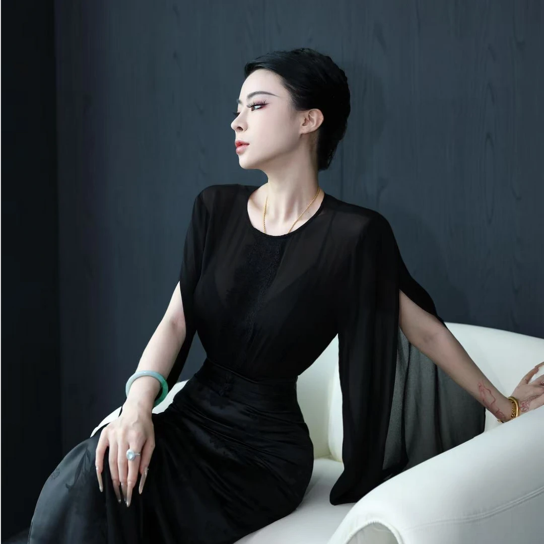 2025夏季新款 法式蕾丝袖开叉气质上衣