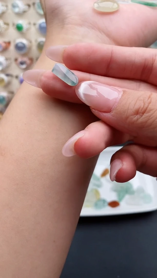 裸石翡翠H****?天然缅甸翡翠A货333