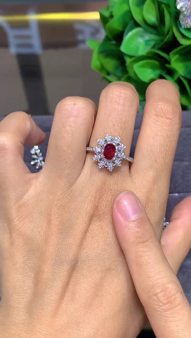18K金镶嵌戒指红宝石0.84CT