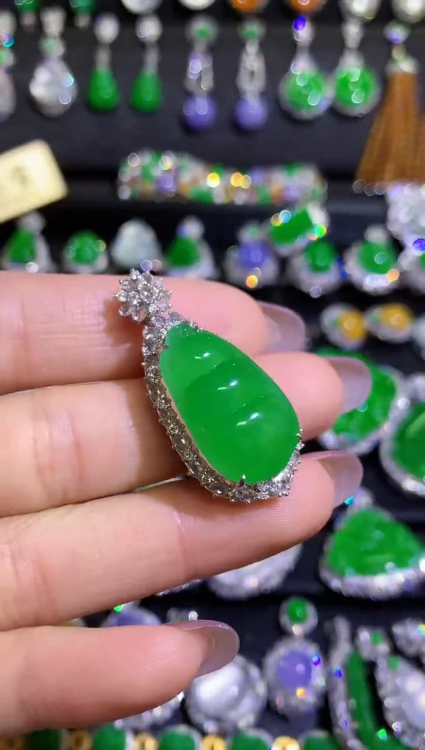 翡翠18K金镶嵌颈饰高冰满绿福豆分笔