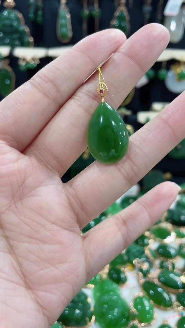 项链18K金镶嵌和田玉（碧玉）水滴