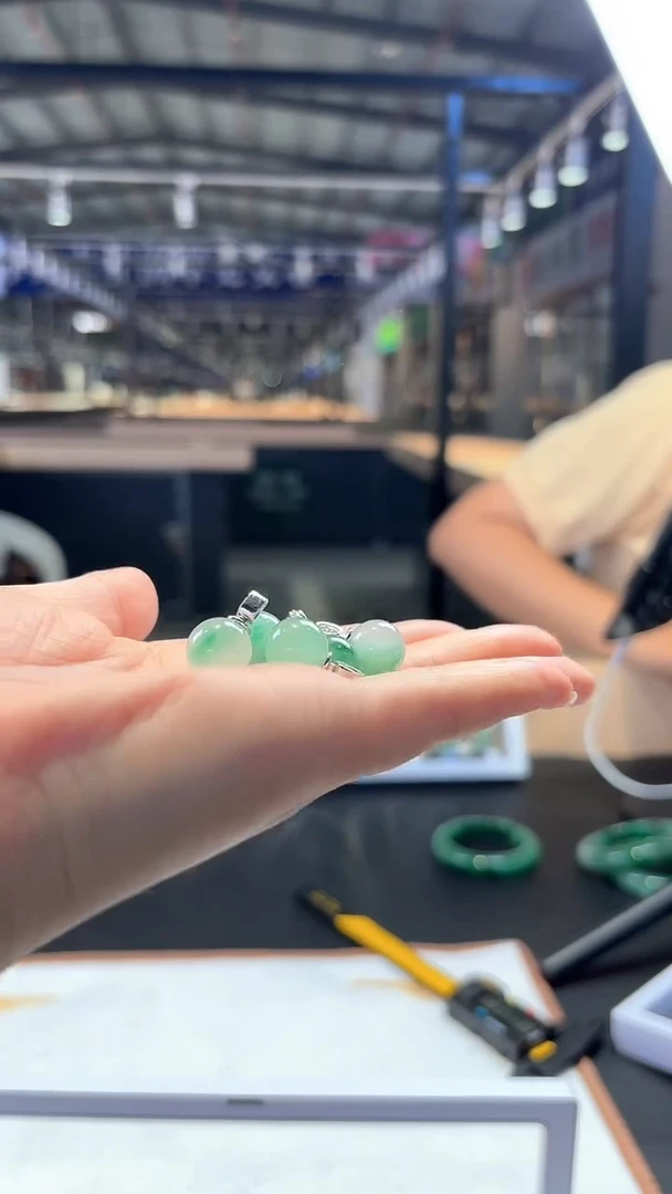 石英质玉（非洲翠）未镶嵌颈饰非洲翠/珠子挂件/多样性发一件