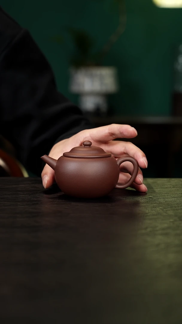 茶壶紫砂宜兴原矿   紫泥    盔帽水平 150cc
