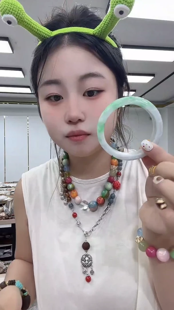 树脂制品松*妈3151手镯一个