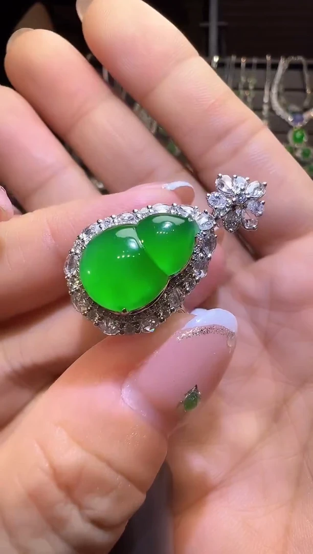 18K金镶嵌戒指翡翠葫芦