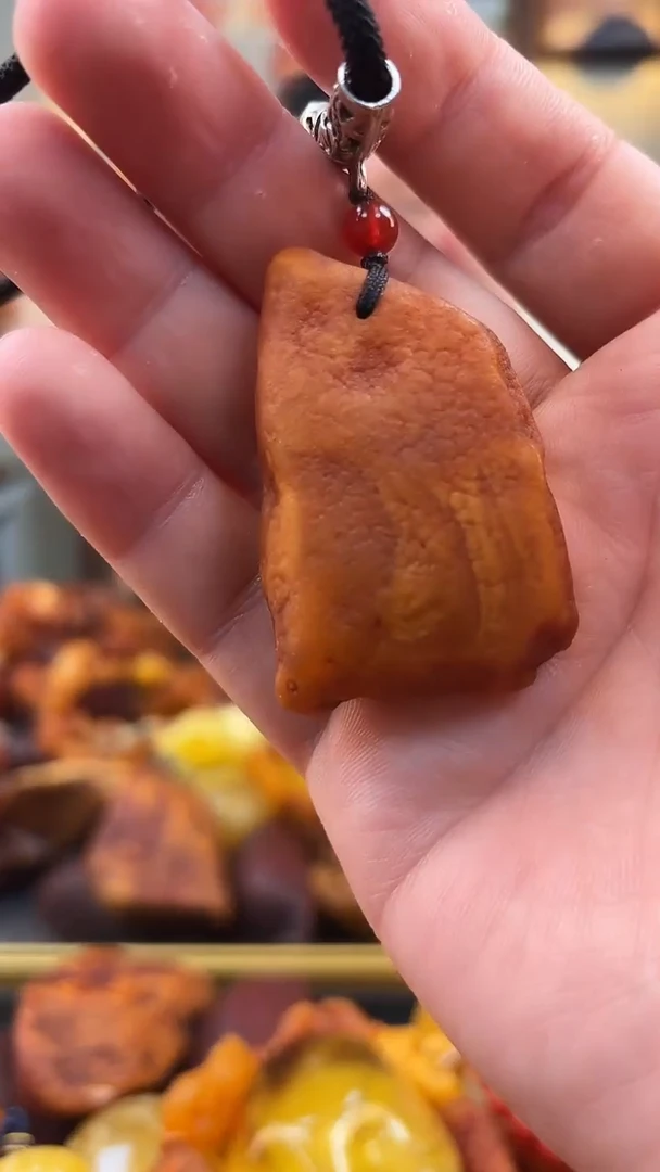 未镶嵌颈饰琥珀吊坠
