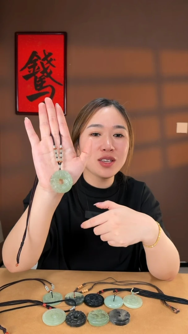 未镶嵌蛇纹石玉颈饰1