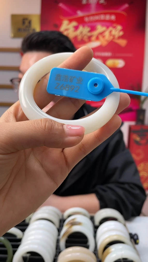 【闪购商品】和田玉手镯未镶嵌手镯Z6892圈口56