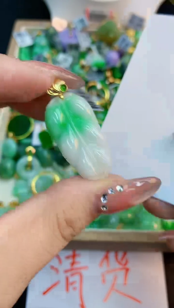 翡翠未镶嵌颈饰1