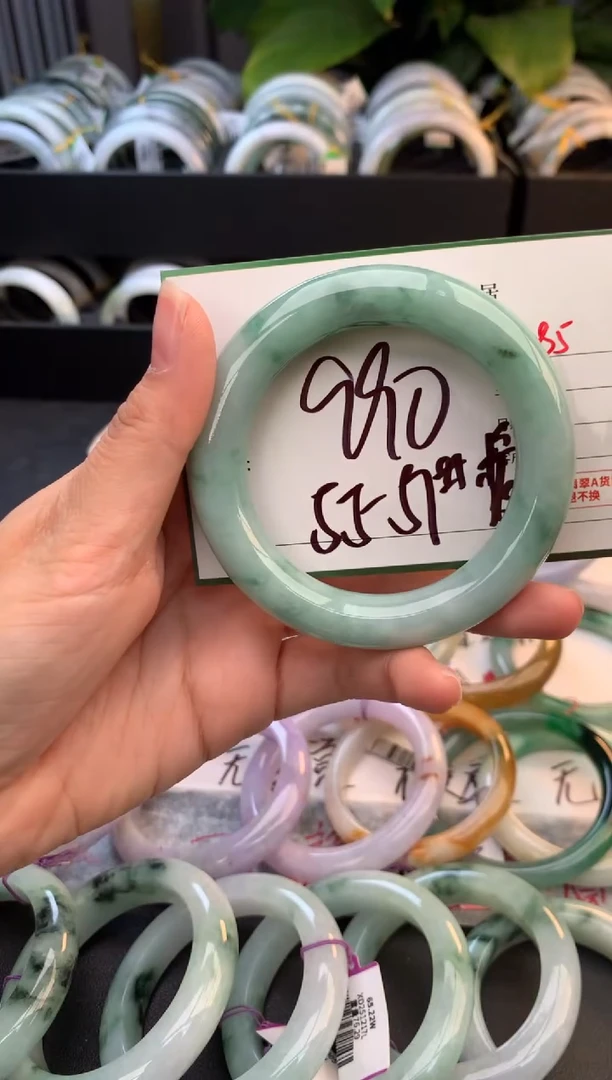 未镶嵌定制翡翠毛货需精细抛光+多人