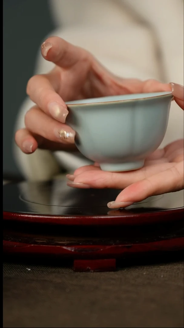 微微瑕 花口杯 无底款