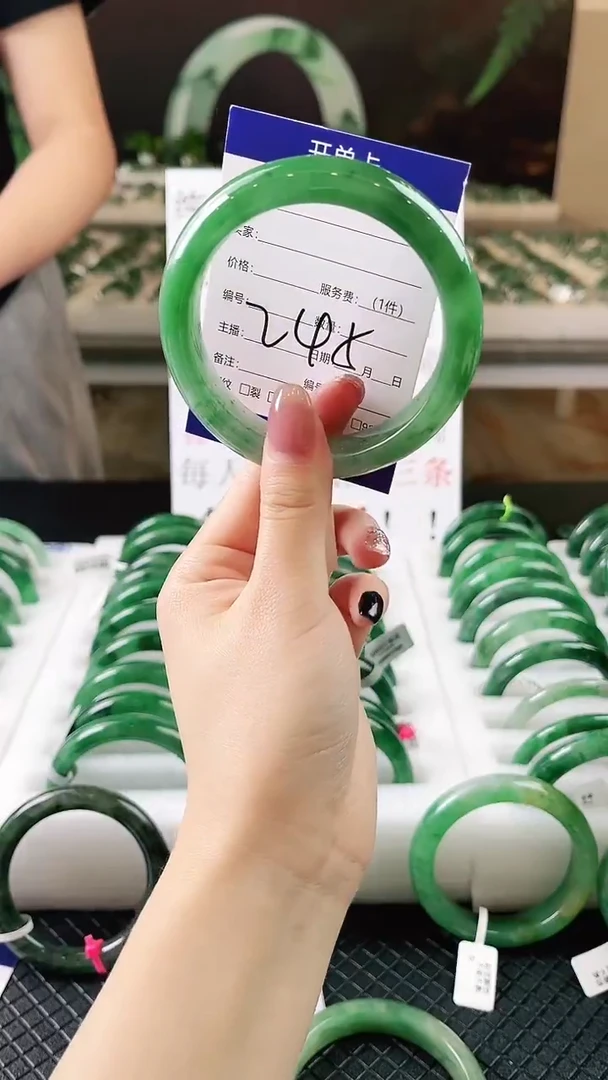 未镶嵌手镯石英质玉（非洲翠）微瑕一经发货运费不退介意勿拍