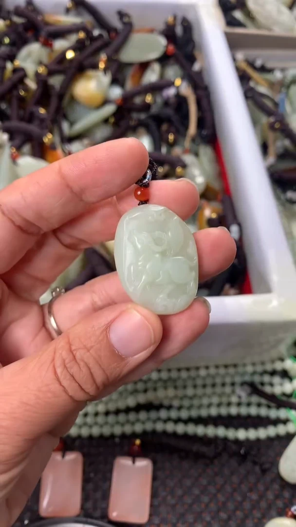 【闪购商品】和田玉颈饰未镶嵌多样性发货没有证书，拍一发一.有瑕