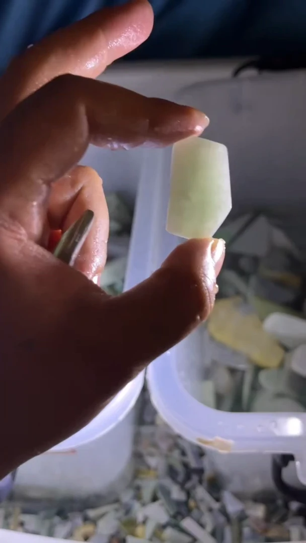 翡翠挂件未镶嵌翡翠