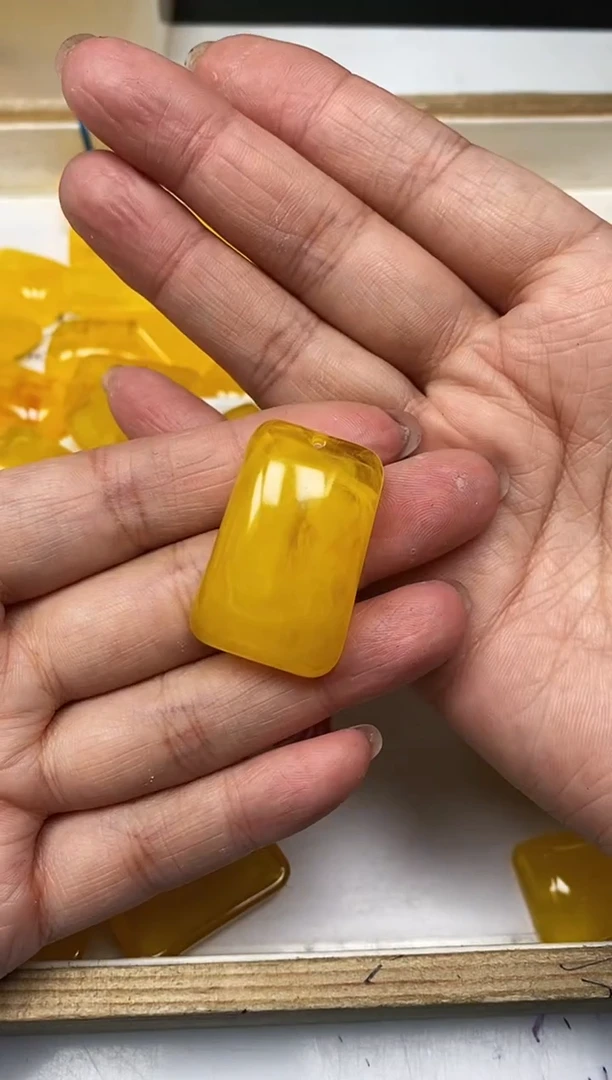 【闪购商品】蜜蜡裸石未镶嵌M270 鸡油黄 无事牌 1个10元
