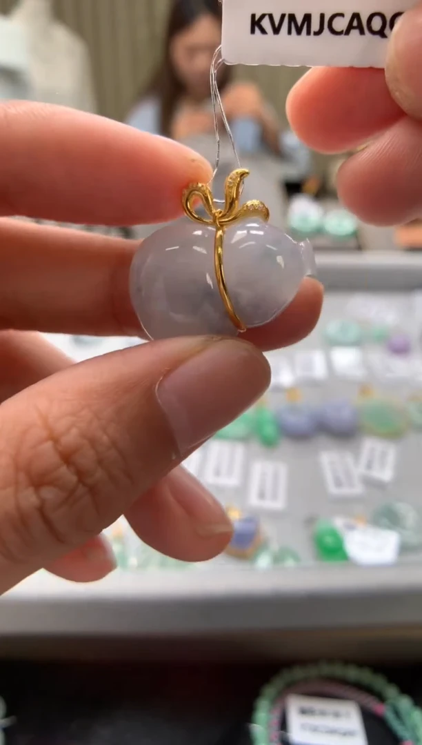 翡翠18K金镶嵌颈饰葫芦