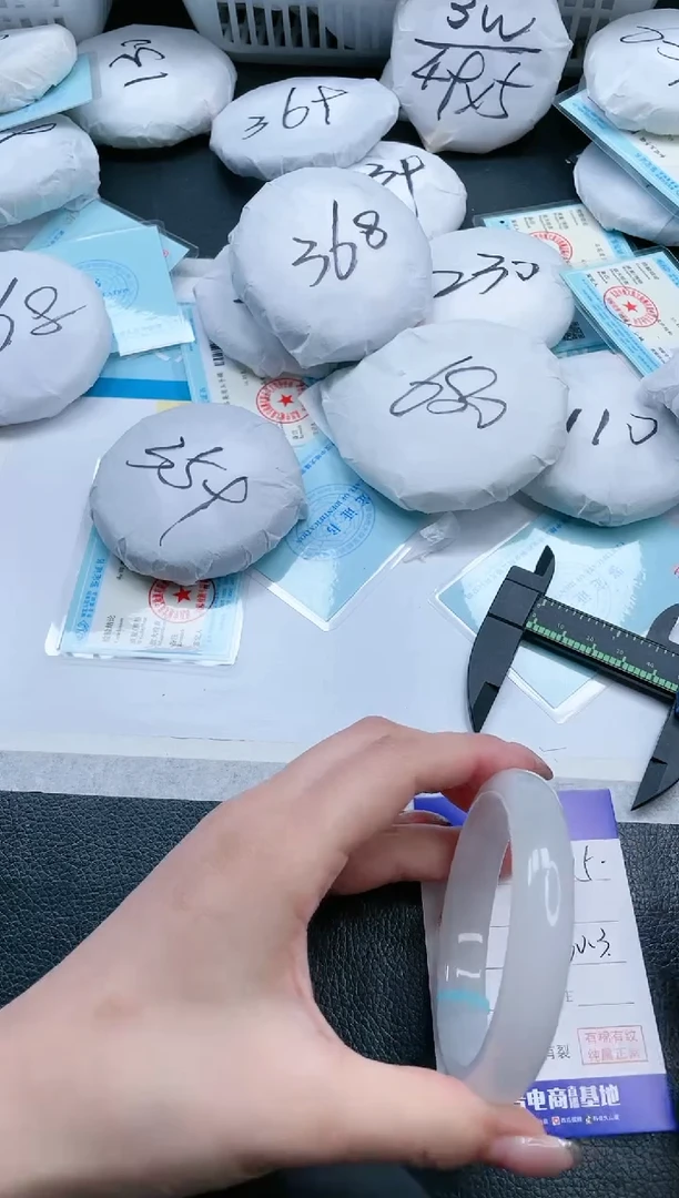 【闪购商品】石英质玉手镯未镶嵌17V85-60