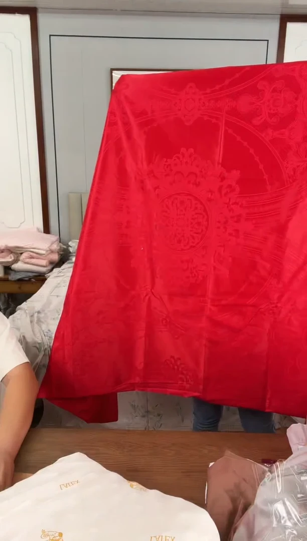 聚酯纤维棉大红提花被套200*230cm