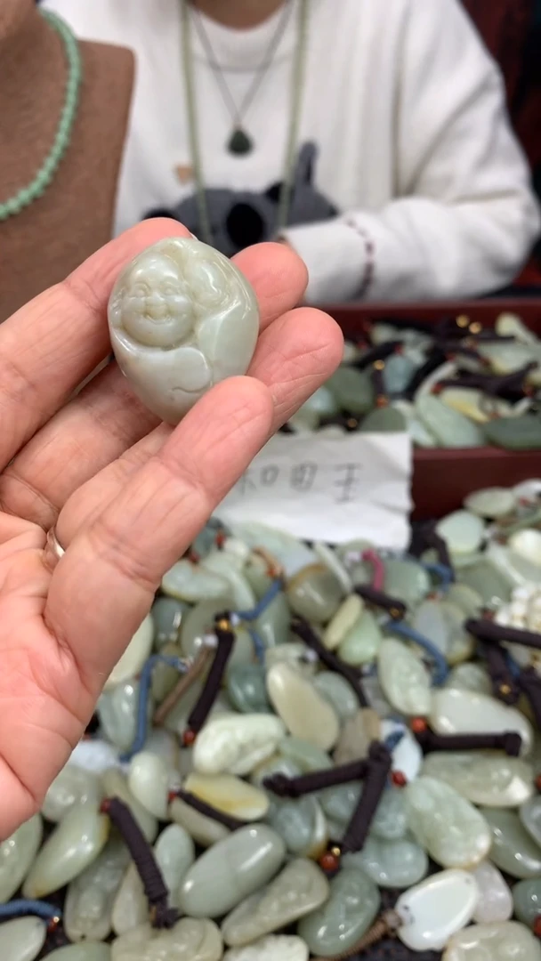 颈饰未镶嵌和田玉（多样性发一件）没有证书有瑕
