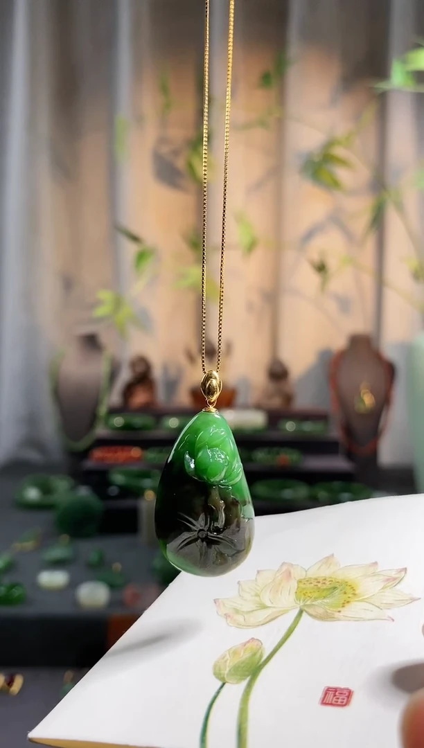 【闪购商品】和田玉颈饰18K金镶嵌，碧玉老红皮，荷花牌