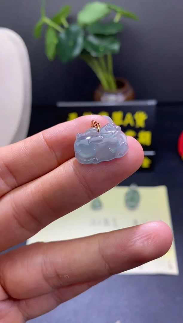 翡翠18K金镶嵌颈饰翡翠吊坠