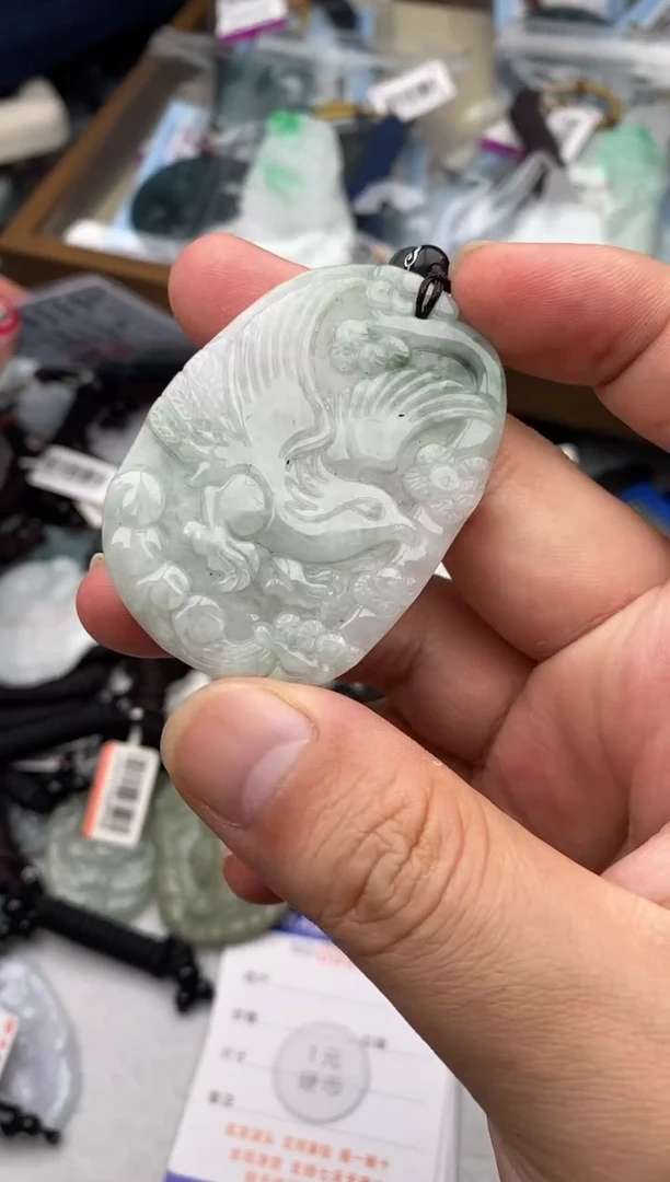 翡翠未镶嵌颈饰多样性发其一